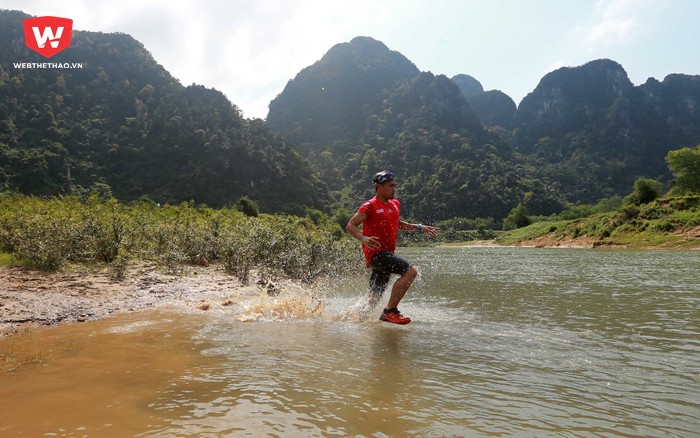 Sau đó, các racer phải cùng nhau băng qua sông Rào Nan, đây được coi là trở ngại đầu tiên cho dù chỗ sâu nhất của sông cũng chỉ qua thắt lưng nhưng nước lại chảy siết.