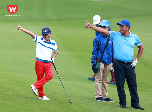 Cách đây gần hai năm, anh Nguyễn Đức Quang (phải) đã bắt đầu cho con trai làm quen với golf bằng việc cho Sơn đi theo mình trong những buổi đi chơi golf