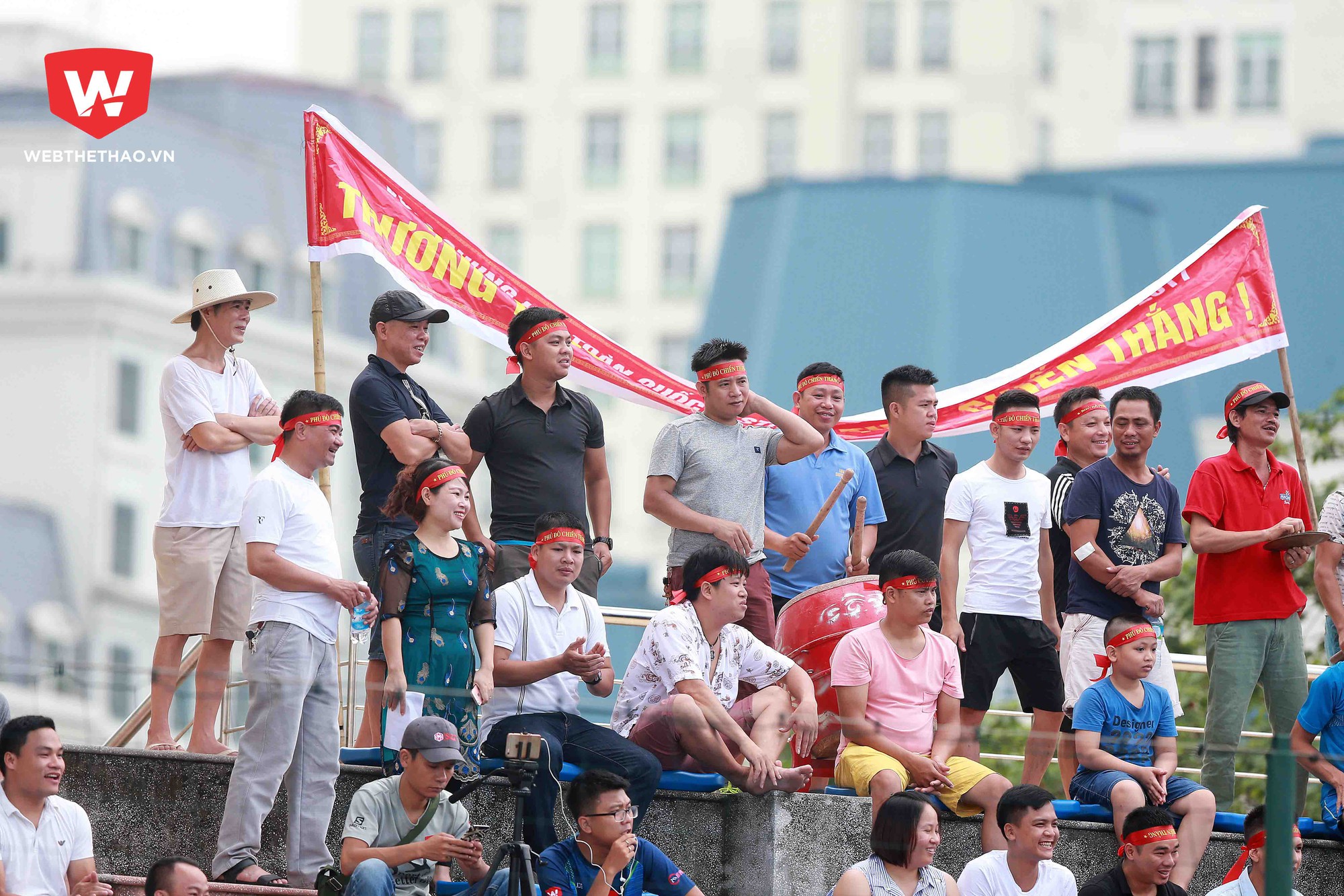 Không hề kém cạnh, đối thủ của đội U13 Võ Thị Sáu là U13 Phú Đô cũng đưa đến một đội CĐV với quân số tương đương để không phụ danh chủ nhà của vòng chung kết Festival bóng đá học đường 2017.