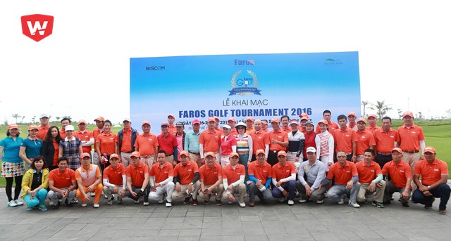 Các golfer cùng ban tổ chức giải chụp ảnh lưu niệm trước khi thi đấu