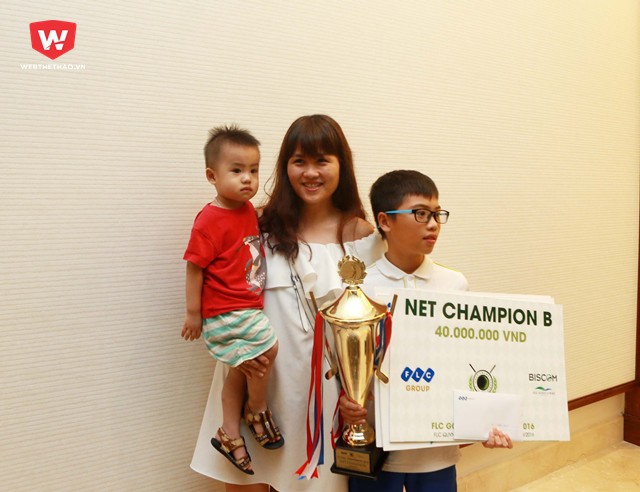 Nguyễn Quang Trí cùng với mẹ của mình sau khi nhận giải