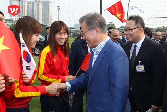 Ông được chào đón bằng những nụ cười rạng rỡ của các tuyển thủ ĐT bóng đá nữ Việt Nam.