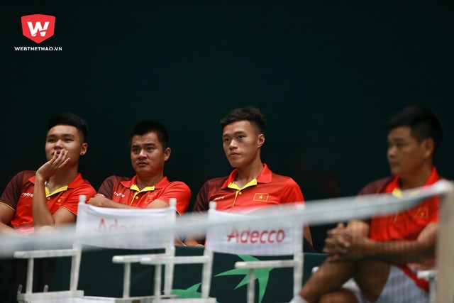 Các thành viên đội tuyển Việt Nam đều ngồi ngay khu kĩ thuật để theo dõi đồng đội thi đấu...