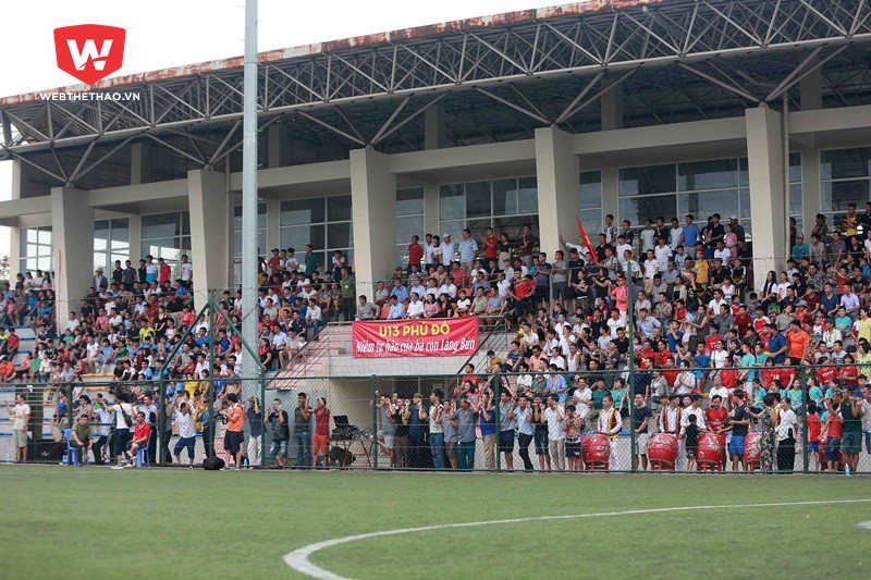 Trước trận đấu diễn ra đã có gần 1 ngàn CĐV đến cổ vũ cho hai đội THCS Phú Đô và THCS Độc Lập.