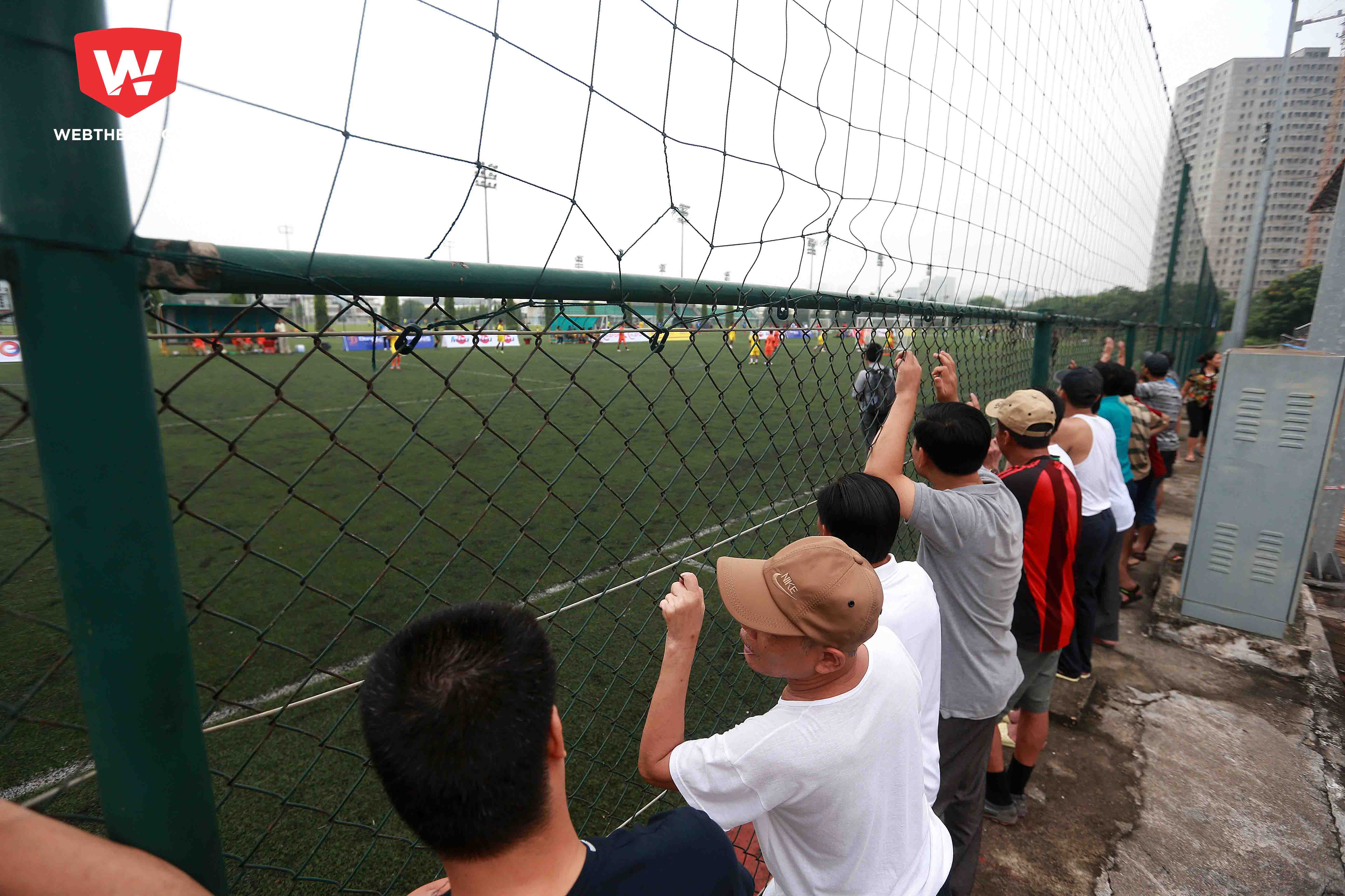Đó chính là đứng ở vị trí sát hàng rào sân để được theo dõi các cầu thủ thi đấu một cách gần nhất có thể.