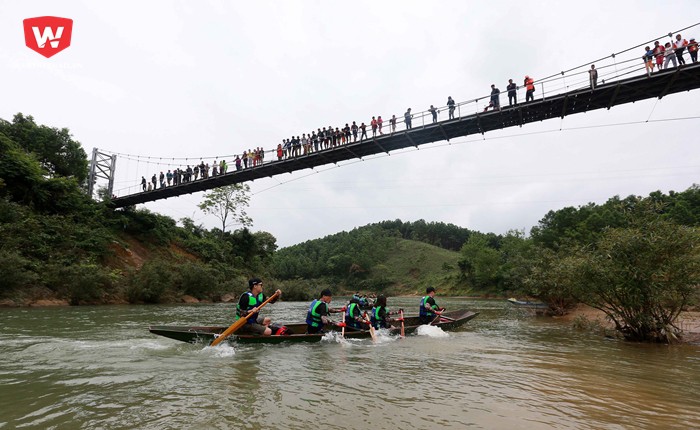 Tại phần thi đua thuyền, địa điểm cho các CĐV đặc biệt theo dõi và cổ vũ cho các team chính là những cây cầu bắc qua sông Rào Nan...