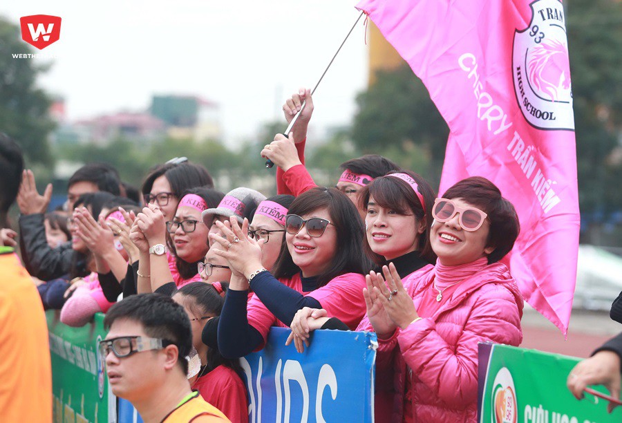 Trận tranh hạng ba Cúp Kết nối trở nên vô cùng sôi động khi có các CĐV vô cùng cuồng nhiệt của đội Trần Kiếm...