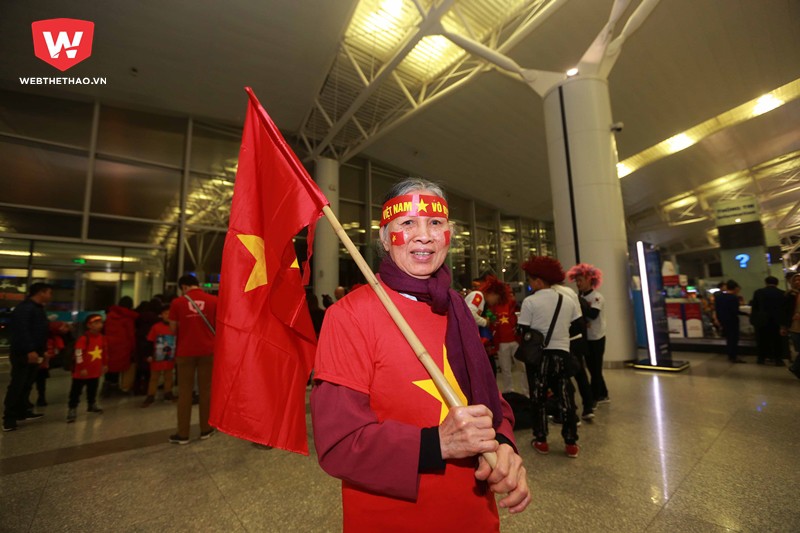 ...như bà Bùi Thị Dư Hồng (80 tuổi-La Thành, Hà Nội) đi cùng với hai cháu của mình sang Trung Quốc để được chứng kiến giaay phút vinh quang của đoàn quân áo đỏ.