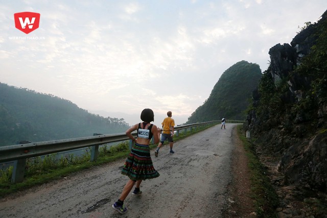Hình ảnh mây núi hùng vĩ trên con đèo Mã Pí Lèng dần dần hiện ra theo từng bước chân của các runner.
