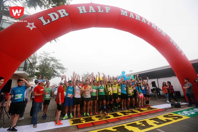 Để rồi sau đó, các runner tham dự nội dung 21km là những người xuất phát trong sự hò reo cổ vũ của rất nhiều CĐV hai bên đường chạy.