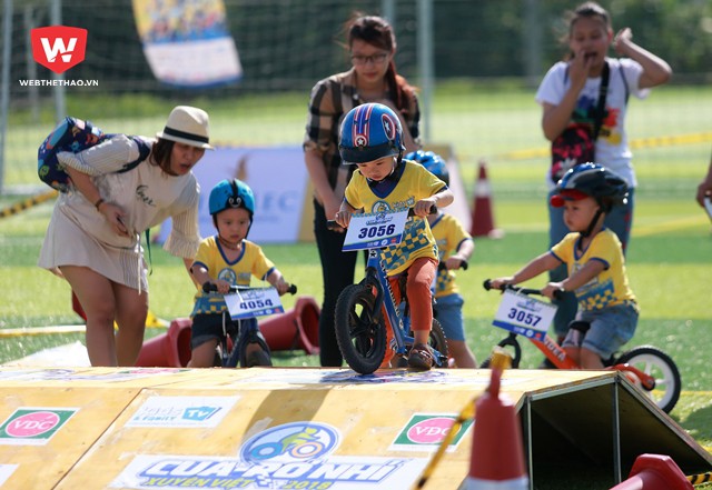 Cuộc đua kì thú này không chỉ là sân chơi cho các thiên thần nhỏ thi thố khả năng của mình với chiếc xe thăng bằng.