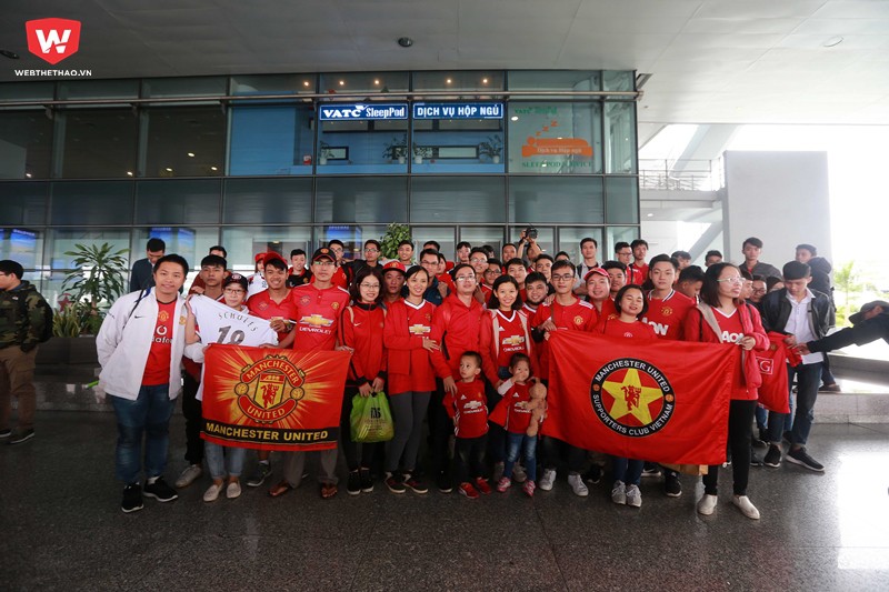 Chuyến bay chở hai cựu danh thủ MU dự kiến 12h30 mới hạ cánh nhưng ngay từ 11h đã có hàng trăm fan của đội bóng nước Anh có mặt tại sân bay Nội Bài.