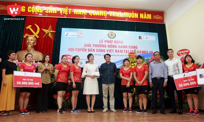 Đội tuyển bắn súng Việt Nam nhận món quà vật chất lẫn tinh thần từ các nhà tài trợ.