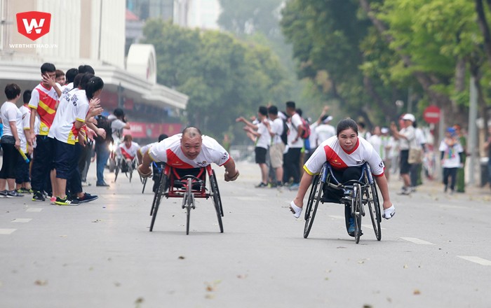 Sau khoảng 30 phút, các VĐV người khuyết tật là những người đầu tiên hoàn tất vòng đua.