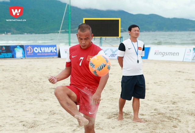 Tâng bóng thuần thục là kĩ năng không thể thiếu đối với cầu thủ bóng đá bãi biển
