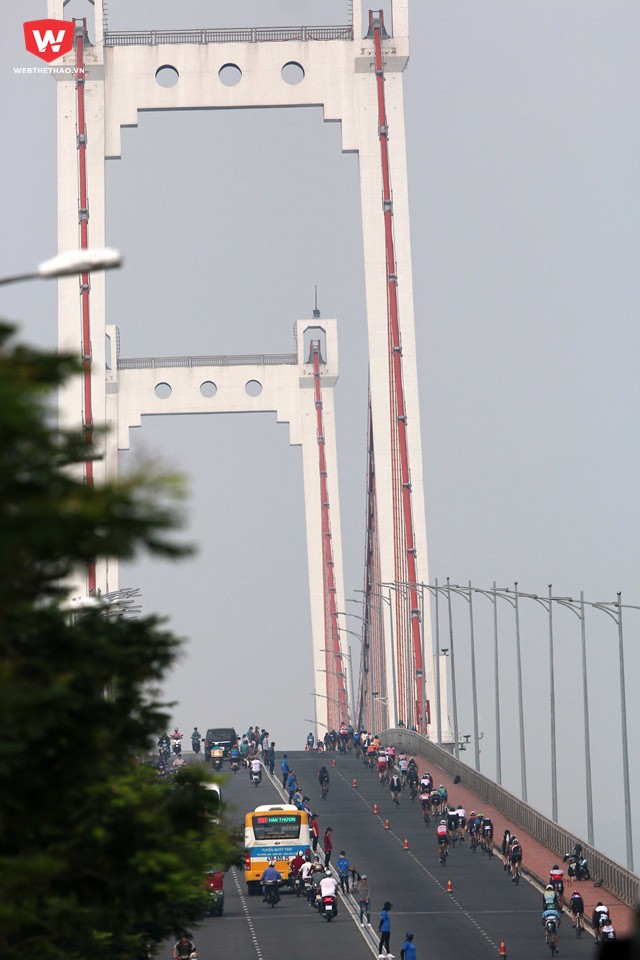 Việc đường đua xe đạp đi qua một trong những cây cầu đẹp nhất Việt Nam đã gây ra sự phấn khích tột đọ cho tất cả triathlete tham dự.