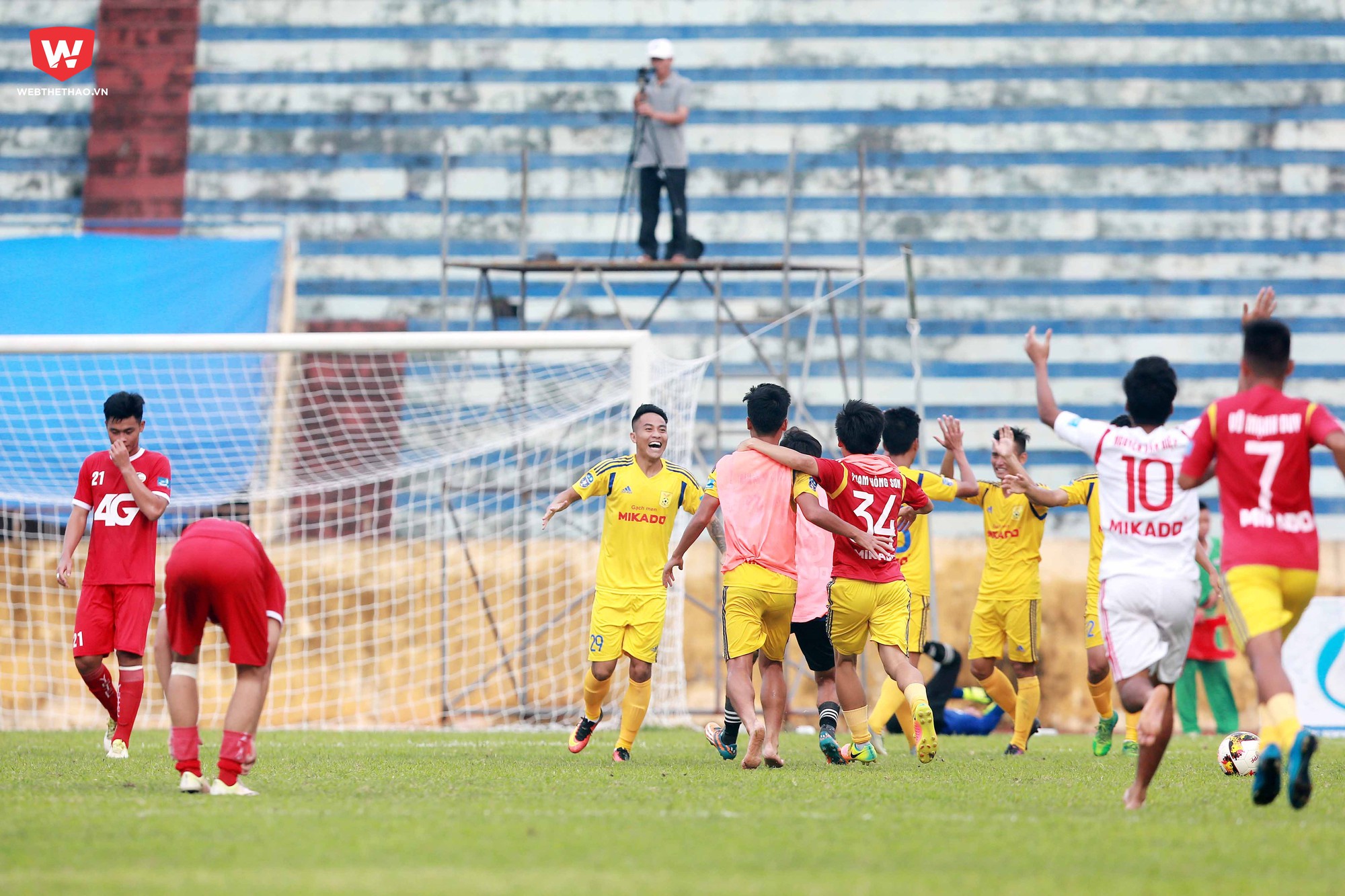 Các càu thủ cùng BHL Nam Định đã vỡ òa trong cảm xúc hạnh phúc tột độ khi tiếng còi kết thúc trận đấu vang lên.
