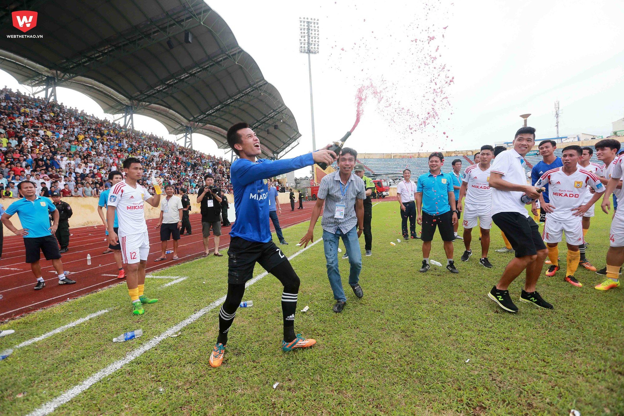 Họ ăn mừng cho bao năm tháng chờ đợi để trở lại sân chơi bóng đá sô 1 Việt Nam.