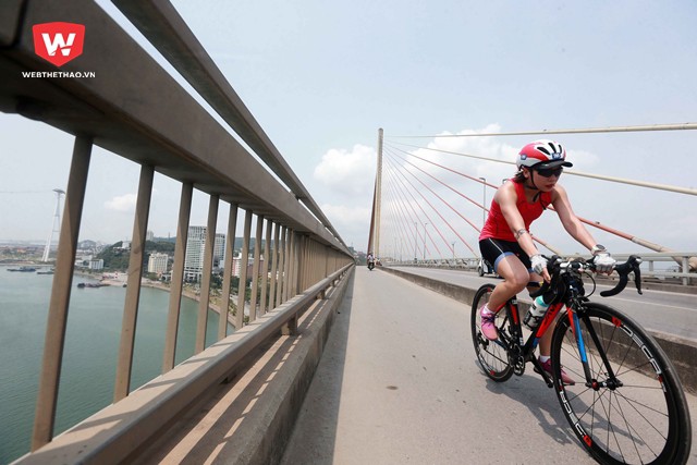 ...thậm chí nhiều triathletes còn cho rằng đạp xe ở nơi đây còn có phần ''phê'' hơn khi cây cầu này được bắc từ hai ngọn núi của eo biển Cửa Lục.
