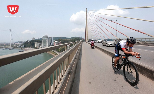 Việc đạp xe trên cây cầu có độ cao rất lớn như này là một thử thách không nhỏ đối với các cua rơ đặc biệt này.