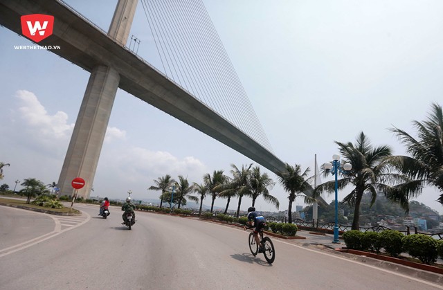 ...và đỉnh cao chói lọi đó chính là việc các triathletes sẽ chinh phục cây cầu dây văng một mặt phẳng dài nhất Việt Nam - cầu Bãi Cháy.