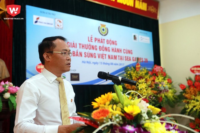 Ông Đỗ Văn Bình (Chủ tịch Liên đoàn Bắn súng Việt Nam) công bố các mức trao thưởng cho các VĐV bắn súng đoạt huy chương tại SEA Games 29