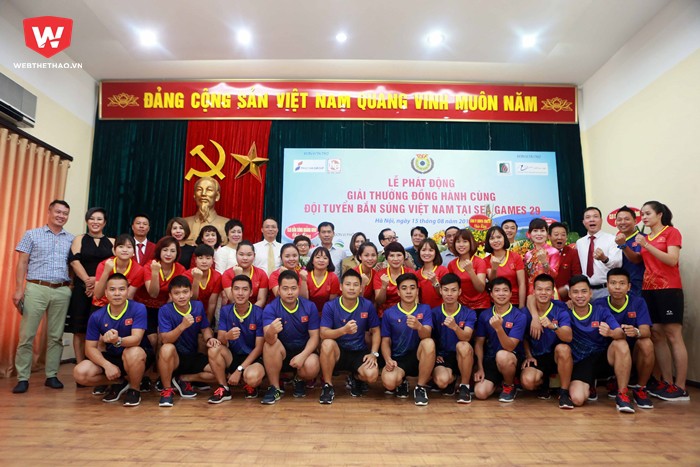 Đội tuyển bắn súng Việt Nam chụp ảnh lưu niệm cùng các đại biểu và nhà tài trợ.
