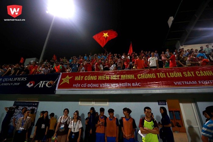 Kết thúc trận đấu, rất nhiều CĐV đã nán lại rất lâu để chia vui với thày trò HLV Mai Đức Chung...