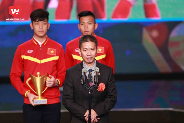 HLV Hoàng Anh Tuấn cùng hai cầu thủ Trọng Đại và Văn Hậu chia sẻ cảm xúc của mình sau khi nhận giải.