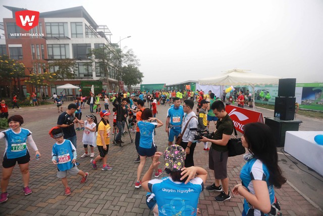 Từ hơn 6h sáng, hàng ngàn người yêu chạy bộ tại Hà Nội đã đổ về công viên Yên Sở để chuẩn bị tham gia giải chạy LDR Half Marathon 2018.