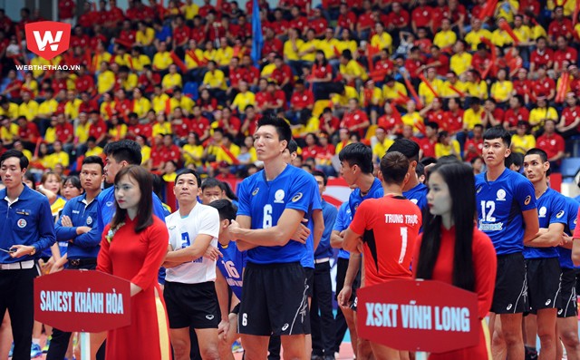 ''Oanh tạc cơ'' Ngô Văn Kiều (số 6) trong đội hình Đương kim vô địch Quốc gia Sanest Khánh Hòa.