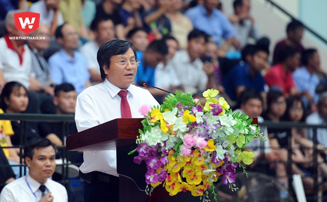 Ông Lê Văn Thành (Chủ tịch LĐ bóng chuyền Việt Nam) đọc tuyên bố khai mạc giải.