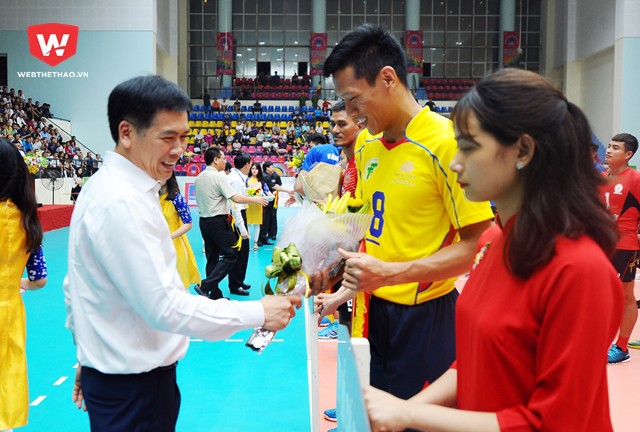 Ông Trần Đức Phấn (Phó tổng cục trưởng Tổng cục TDTT) tặng hoa các đội tham dự.