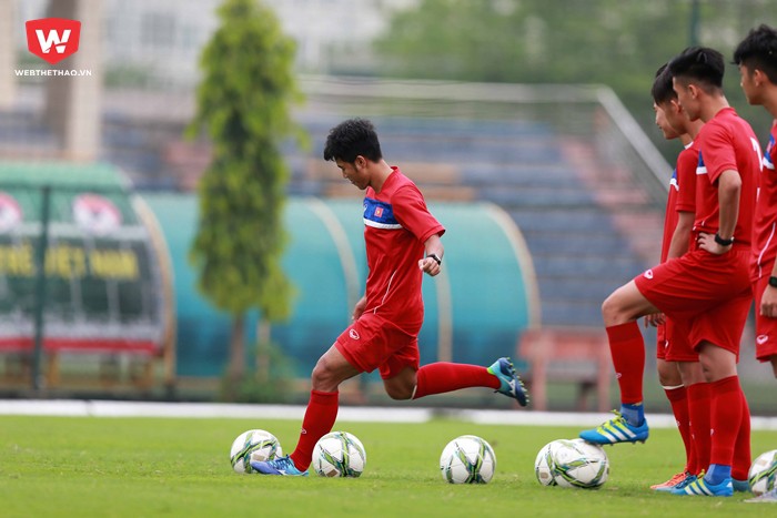 Tiền đạo Đức Chinh ''lĩnh ấn tiên phong'' khi là người đầu tiên thực hiện.