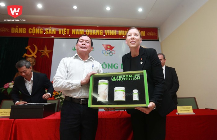 Bà Shobie King trao sản phẩm tài trợ cho đại diện UB Paralympic Việt Nam.