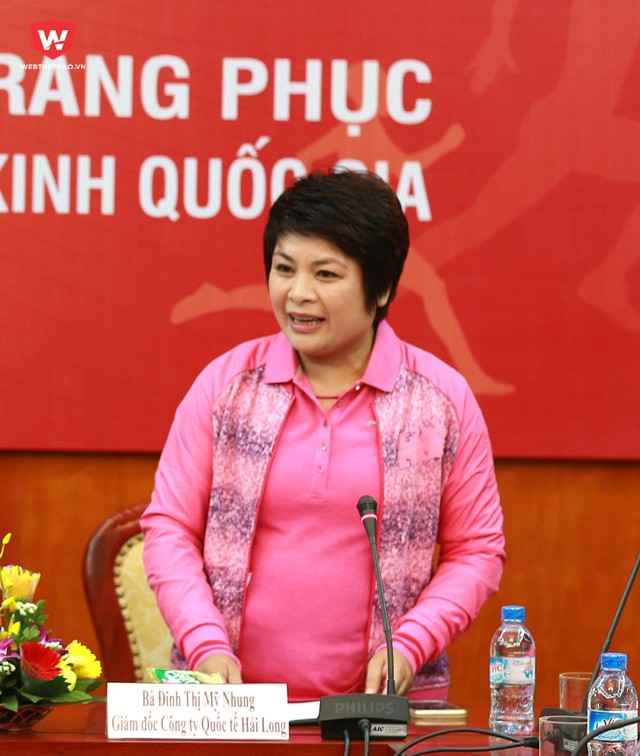 Bà Đinh Thị Mỹ Nhung (Giám đốc công ty TNHH Long Hải, đại diện thương hiệu Lining tại Việt Nam) mong muốn được đồng hành với ĐT điền kinh Việt Nam thật lâu hơn nữa