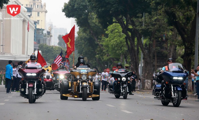 Đặc biệt sự kiện còn có sự tham gia dẫn đoàn của 22 chiếc mô tô Harley đến từ CLB Harlay Owner Group Hà Nội (HOG)...