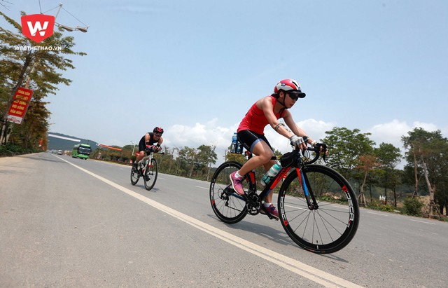 Trên quãng đường đua dài hơn 30km, các triathletes...