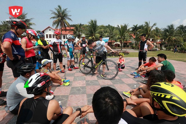 Sau hai thử thách là bươi và chạy, hơn 20 triathletes vô cùng háo hức bước vào bài tập đạp xe 30km.
