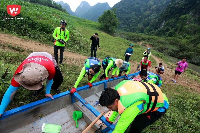 ...tuy vậy họ vẫn vô tư giúp đỡ nhau hoàn thành phần thi của mình..