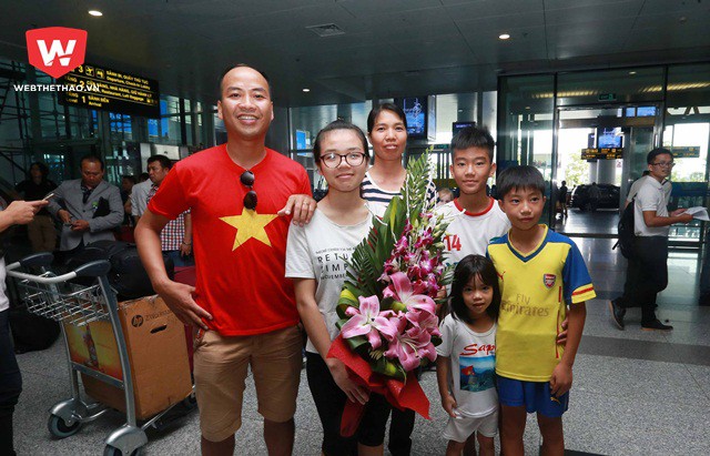 Biết tin đội U15 VN sẽ đáp máy bay xuống lúc 15h nhưng từ trước đó 2 tiếng, gia đình của ''người hùng'' Duy Dũng đã có mặt tại Nội Bài để đón chàng thủ môn xuất sắc cùng các đồng đội của em.