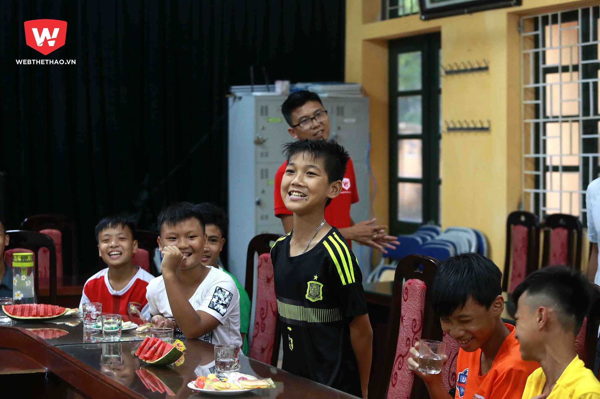 ...thủ môn Trần văn Thái say sưa giới thiệu đến các đội bạn về ngôi trường cũng như đội bóng yêu dấu của mình và cũng không quên gửi đến các đội những lời chúc thân ái.