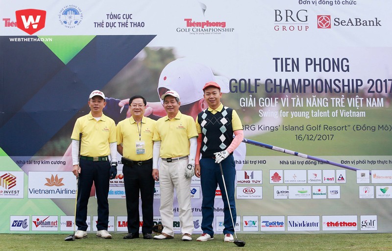 Nhà báo Lê Xuân Sơn (thứ 2 từ trái qua) chụp ảnh cùng các golfer tham dự giải.