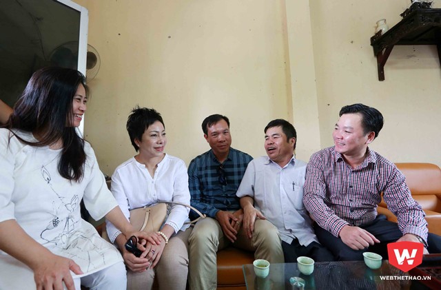 Giám đốc trung tâm Bùi Văn Chính (thứ 2 từ phải sang) bày tỏ sự xúc động sâu sắc trước tấm lòng mà xạ thủ Hoàng Xuân Vinh và HLV Nguyễn Thị Nhung đã giành cho những người khuyết tật có hoàn cảnh khó khăn