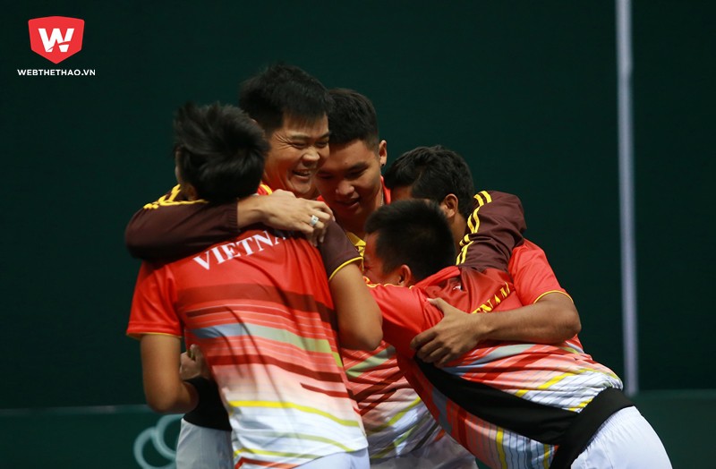 ...cùng với cả HLV Trương Quốc Bảo đang không thể kìm nén niềm hạnh phúc khi các học trò của anh đã chính thức trở lại nhóm II Davis Cup vô cùng xứng đáng.
