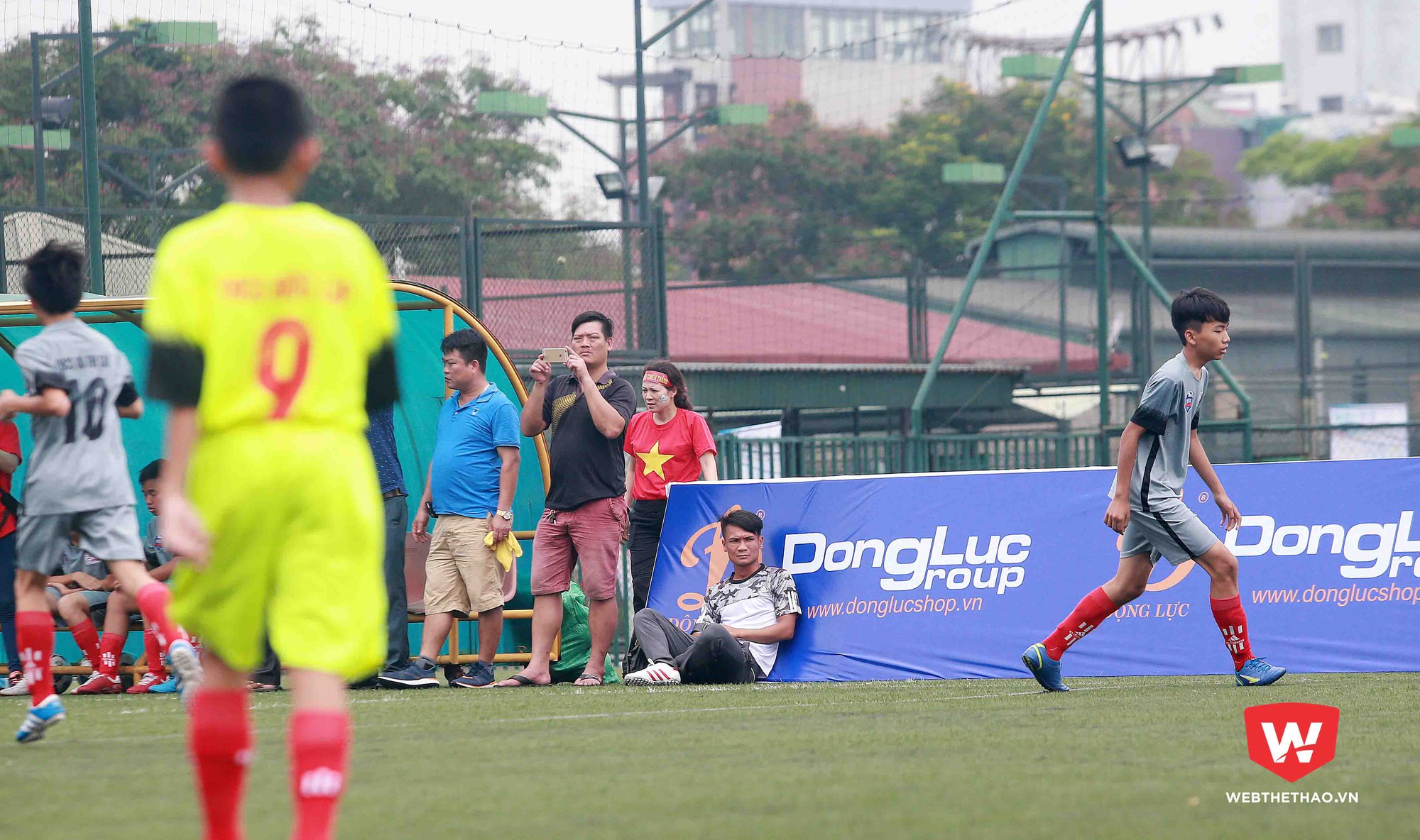 Sau khi giành tấm vé đầu tiên vào chơi trận chung kết, trong khi HLV Hào Hùng cùng một số thành viên BHL đã ở lại ''soi giò'' hai đội bóng sẽ là đối thủ của U13 Phú Đô... 