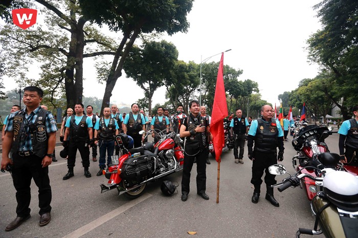 Bỏ qua sự phóng túng thường thấy, gần 30 biker đã thể hiện sự trật tự, nghiêm túc khi tham gia sự kiện từ việc đứng chào cờ...