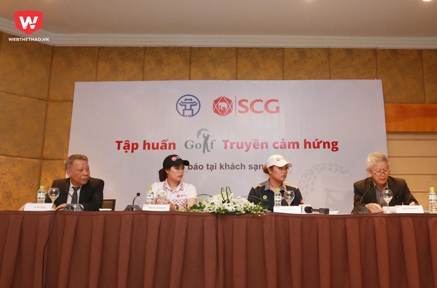 Hai chị em golfer người Thái trong buổi họp báo giới thiệu