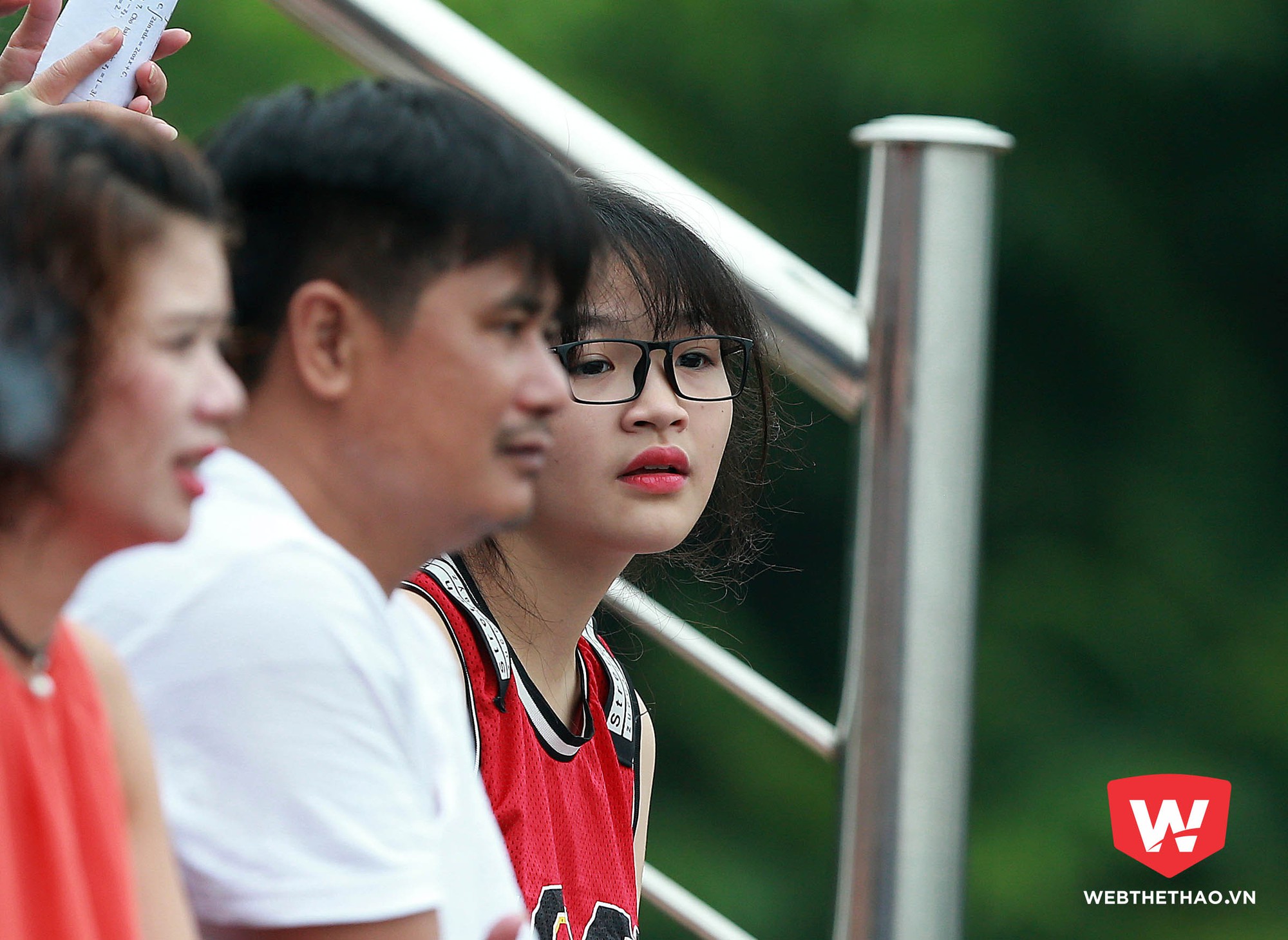Hương Giang chăm chú theo dõi từng đường bóng, thể hiện sự lo lắng với những pha bóng nguy hiểm trước khung thành đội nhà.