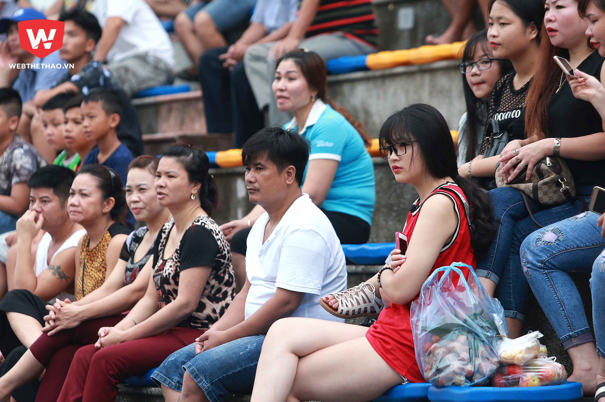 Trước khi trận đấu giữa U13 Phú Đô và U13 Ngô Thì Nhậm 30 phút, Hương Giang cùng nhóm bạn của mình đã có mặt tại sân bóng để chuẩn bị cổ vũ cho các cầu thủ nhí tranh tài với đối thủ đến từ miền Trung.